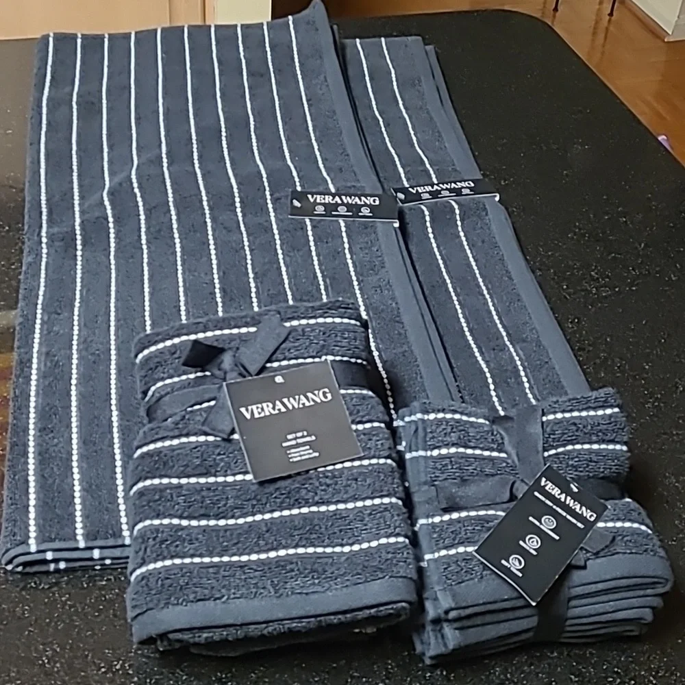 Vera Wang Bath Towel Set